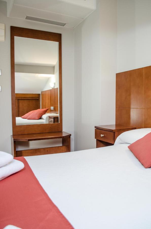 Hotel Jaques ฮากา ภายนอก รูปภาพ